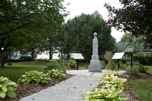 Monument et Place des Patriotes, Sainte-Martine